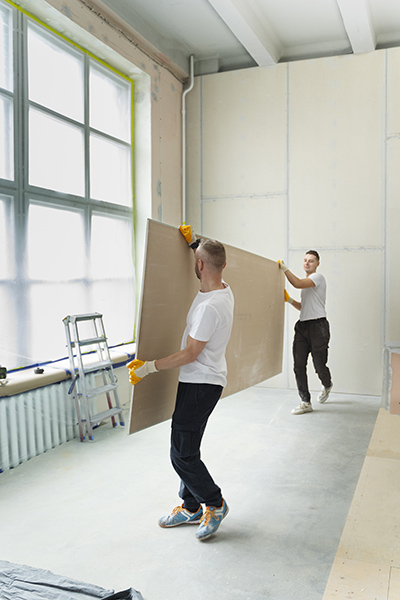 Deux ouvriers en train de faire des travaux pour le déménagement d'une entreprise