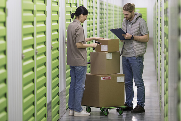 Un homme et une femme dans les locaux d'une entreprise de stockage temporaire