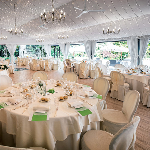 Montage de tables et de chaises pour un mariage