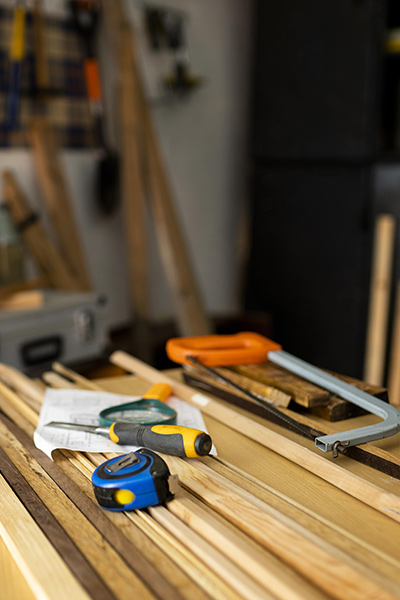 Outils et planches pour monter des meubles de bureau