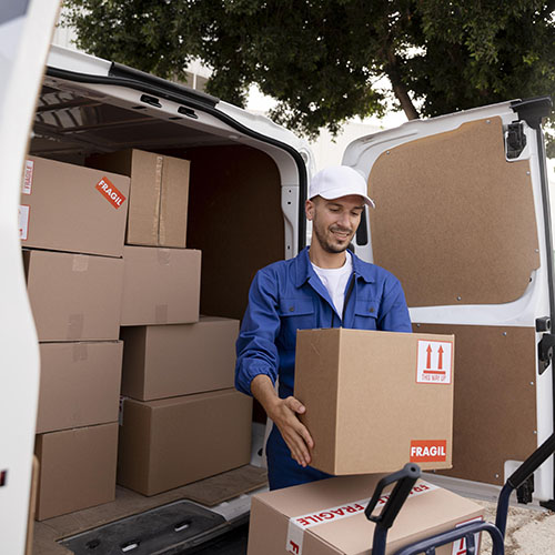 Un professionnel prend des cartons pour un déménagement