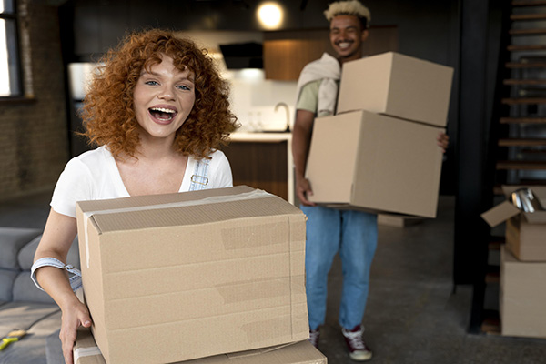 Un couple qui emménage porte les cartons
